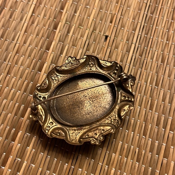 Vintage Green Cameo Brooch With Large Green Stone and Metal Setting - Picture 6 of 8